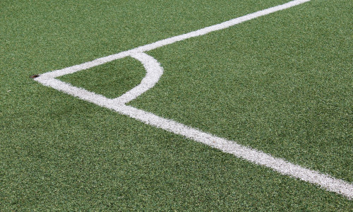 Der Rat gab grünes Licht für einen neuen Kunstrasenplatz – es gab aber auch Gegenstimmen.