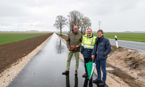 Der neue Radweg ist jetzt offiziell freigegeben, nachdem Michael Peuke (v.li.), Torsten Fleige-Lütgering und Stefan Klein noch mal das Werk in Augenschein genommen hatten.