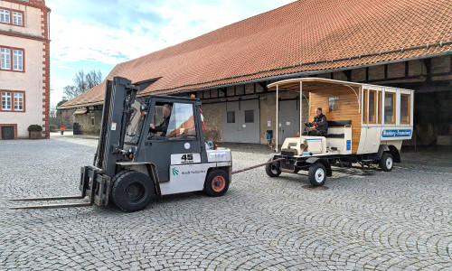 Mit Ralf Kolshorn am Steuer in Bewegung – der Büssing-Omnibus vor Schloss Salder.
