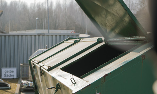 Gemäß Kreislaufwirtschaftsgesetz sind die KreisWirtschaftsBetriebe (KWB) verpflichtet Alttextilien getrennt zu sammeln und der weiteren Verwertung zuzuführen. Auf den Entsorgungsanlagen der KWB in Bad Harzburg („Im Heiligenholze“), Bornhausen und Clausthal-Zellerfeld können Altkleider abgegeben werden. Zu diesem Zweck stehen dort Container bereit. 