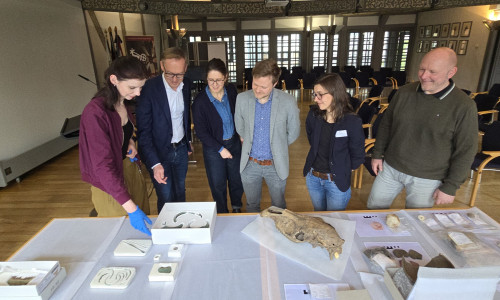 Thea Schuck NLD, Stadtbaurat Klaus Benscheidt, Claudia Schindler Stadt Wolfenbüttel, Tobias Uhlig NLD, Ulrike Lutterbeck Arcontor Projekt GmbH, Roger Fischer SAB WindTeam GmbH bei der Vorstellung der Funde im Rathaus.