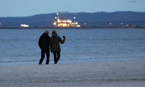 Paar geht am Strand spazieren