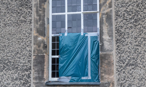 Die beschädigte Kirche.