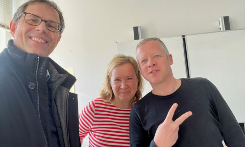 Knut Foraita (Lions Club Wolfenbüttel), Katharina Lienau (Theaterpädagogin des Lessingtheaters) und der Schauspieler Ronald Schober (v. li.).