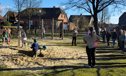 Die Kinder warten auf den Matsch.