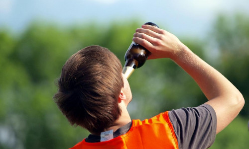 Biertrinkender Mann (Archiv)