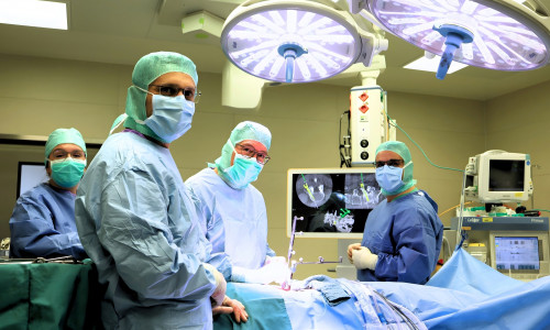 Prof. Dr. Klaus Zweckberger (3. v. l.) und sein Team während einer Wirbelsäulenoperation im Klinikum Wolfsburg. Loop-X und Neuronavigation unterstützen während des Eingriffs mit modernster Bildgebung.