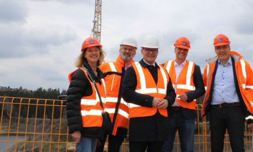 Besuch der Baustelle am Okerstausee (von links): Bürgermeisterin Petra Emmerich-Kopatsch, NLStBV-Präsident Timo Quander, Verkehrsminister Grant Hendrik Tonne, Goslars Landrat Dr. Alexander Saipa und Günter Hartkens, Leiter des rGB Goslar.