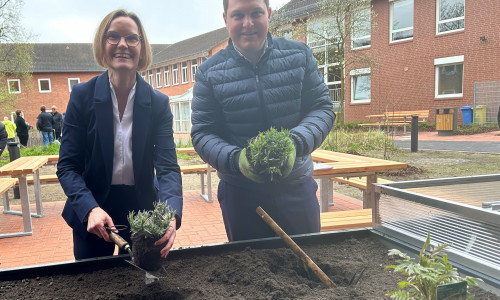 Schulleiterin Regina Ruge und Landrat Philipp Raulfs.