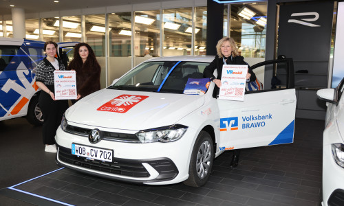 Annika Thätz (li.) und Doaa Ali freuen sich stellvertretend für den Caritasverband Wolfsburg e.V. über die Fahrzeugübergabe von Claudia Kayser, Direktionsleiterin der Volksbank BRAWO Wolfsburg. 