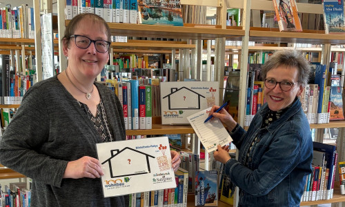Petra Stürmer, Mitinitiatorin der Aktion von der Wohnbau Salzgitter, (links) und Sylvia Fiedler, Leiterin der Stadtbibliothek, freuen sich auf viele Teilnehmer am Welttag des Buches.