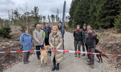 Oberbürgermeisterin Urte Schwerdtner eröffnet den sanierten Windeweg.