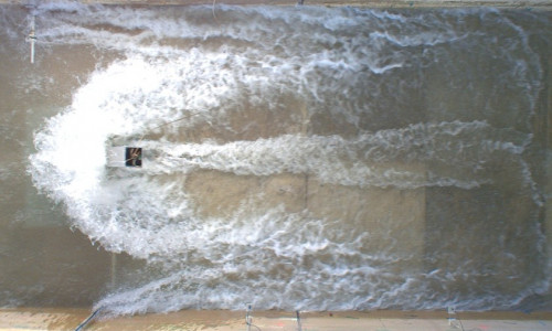 Im Großen Wellenströmungskanal haben die Forschenr verschiedene Tsunami-Wellen getestet.