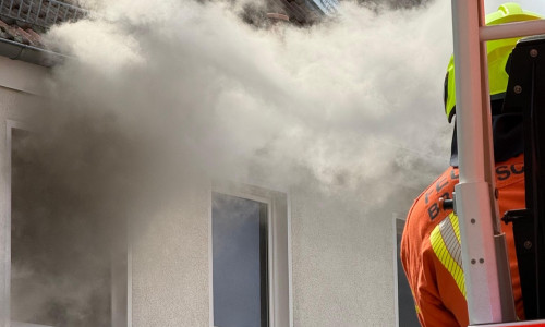 Aus einem der Fenster quoll dichter Rauch.