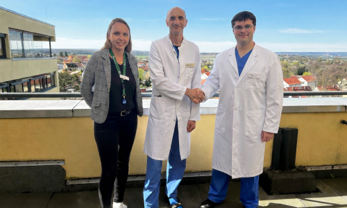 Generationenwechsel im Klinikum: (von links) Franziska Dräger, Verwaltungsleitung, Dr. Volker Quantz, ehemaliger Chefarzt und nun Oberarzt sowie Michael Metzger, Chefarzt, beide Abteilung für Anästhesie und operative Intensivmedizin