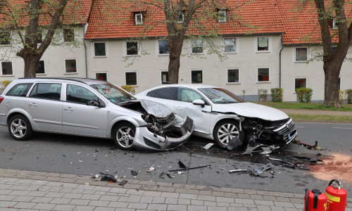Diese beiden Fahrzeuge sind auf der Breiten Straße ineinander gekracht.