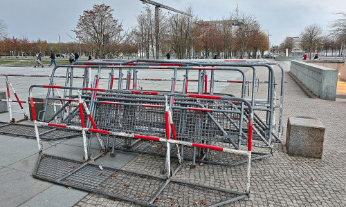 Absperrung vor dem Bundeskanzleramt am 13.04.2026