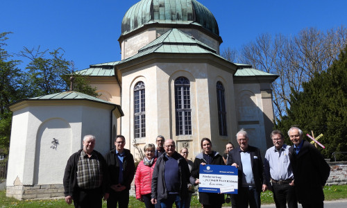 Bei der Spendenübergabe vor der St.Markus-Kirche in Equord.