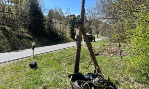 Auch der Telefonmasten wurde bei dem Unfall beschädigt.