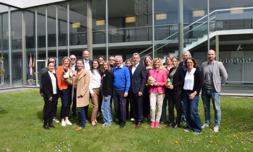  Gruppenbild der Teilnehmenden (erste Reihe zweite v. l. Anna Koch-Söchting (kommissarische Fachdienstleiterin Bildung der Stadt Salzgitter), fünfte v. l. Lisa Lauer (Leitung MITsprache Hamburg), Oberbürgermeister Frank Klingebiel und Alexander Wolf (Geschäftsführer der Stiftung Fairchance)