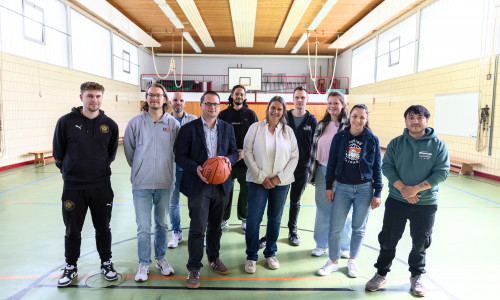  Neues, offenes Angebot für Kinder- und Jugendliche in Salzgitter: Organisatoren und Kooperationspartner feiern den Start von „BasKIDball“ in der Sporthalle der Montessori-Schule in Lebenstedt