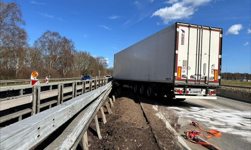 Verkehrsunfall auf der A1: Feuerwehr Wildeshausen dämmt auslaufenden Diesel ein (Archiv)