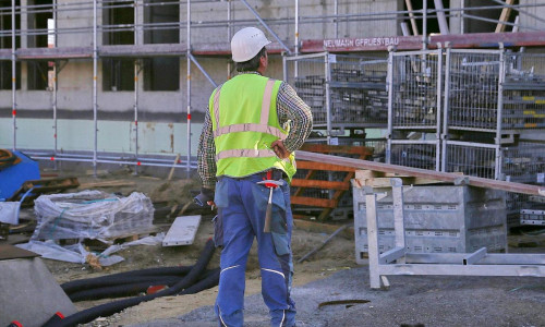 Bauarbeiter auf einer Baustelle (Archiv)