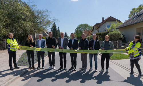 Oberbürgermeister Dennis Weilmann (fünfter von links), Erster Stadtrat und Stadtbaurat Kai-Uwe Hirschheide (vierter von links) und Vertretern der Verwaltung und Politik bei der offiziellen Freigabe der Straße Alexanderberg. 