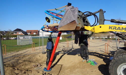 Der Spielplatz Ottos Hof (Kernstadt) wird um ein Drehkarussell und einen dreiteiligen Ballkorb ergänzt.
