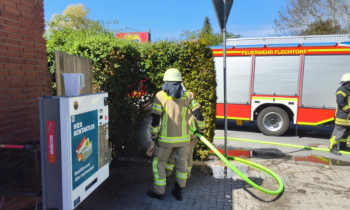 In Flechtorf war eine Hecke in Brand geraten.