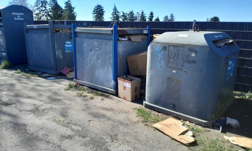Die "Vermüllung" der Containerstation in Waggum sorgt für Unmut.
