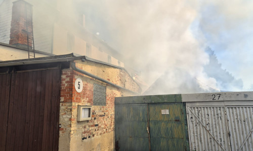 Das Feuer verursachte eine dichte Rauchwolke.