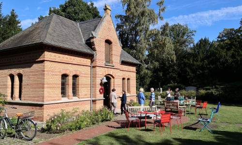 Das Café Kränzchen in und vor der Remise auf dem Hauptfriedhof Braunschweig.