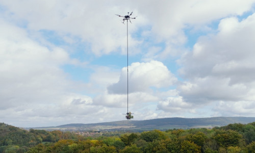 Die Drohne der TU Braunschweig transportiert eine aus der Baumkrone abgeschnittene Blattprobe.