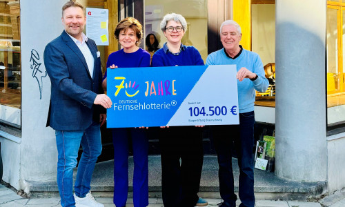 tephan Masch, Repräsentant der Deutschen Fernsehlotterie gGmbH; Kunigunde Dudek, Koordinatorin des „MitMachEck“; Susanne Hauswaldt, stellvertretende Vorsitzende der Bürgerstiftung Braunschweig & Thomas Schebesta, Vorstandsmitglied der Bürgerstiftung Braunschweig bei der symbolischen Übergabe der Fördersumme vor dem Braunschweiger „MitMachEck“