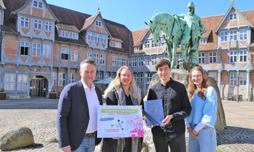  Das Projekt „Unseren Stadtmarkt neu erleben“ wird durch „Zukunftsräume Niedersachsen“ gefördert. Der entsprechende Förderbescheid wurde am 8. April in Goslar an alle berücksichtigten Projektstädte übergeben. Bürgermeister Ivica Lukanic, Kira Jahne (Wirtschaftsförderung der Stadt), Adrian Pietsch (cima) und Inga Bantin (cima) freuen sich über die klaren Impulse, die der bisherige Beteiligungsprozess gegeben hat.