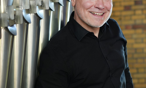 Patrick Gläser rockt auf der Kirchenorgel.