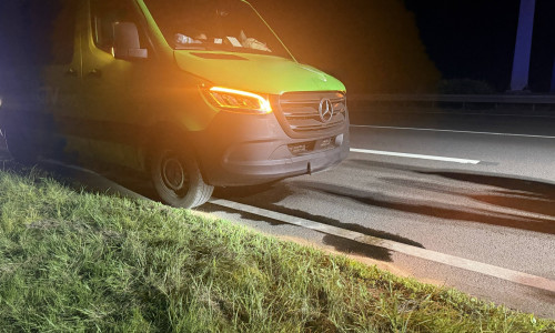 Aus einem defekten einem Kleinlaster floss in der Nacht Dieselkraftstoff auf die A2.