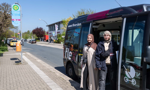 Die beiden Schülerinnen engagieren sich für flexible Mobilität in Salzgitter: Esila Isbilir (li.) und Ece Hickorkmaz.