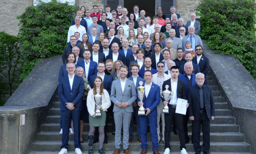 Gruppenbild aller Preisträger auf der Schlosstreppe.