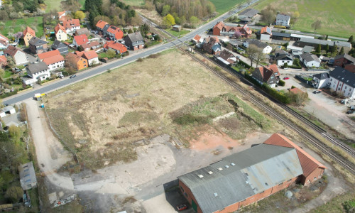 Eigentlich sollten an der Leipziger Allee in Wendessen schon die Bagger angerollt sein. Doch der Startschuss für das Neubaugebiet lässt auf sich warten. 