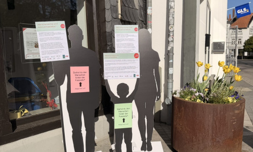 Diese Silhouetten sollen in der Fußgänger auf die Herausforderungen von Menschen mit Behinderungen aufmerksam machen.