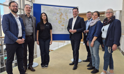 Die Vorstellung des Abschlussberichts zur Kommunalen Wärmeplanung der Stadt Gifhorn erfolgte am 28. April im Ausschuss für Stadtplanung, Bauordnung, Umwelt und Verkehr: (v.l.) Sebastian Gütte (IP SYSCON GmbH), Dr. Jörg Krywkow und Ulla Yassine (Energie Klima Plan gGmbH), Bürgermeister Matthias Nerlich, Stadtbaurat Oliver Bley, Ellen Schulz und Maike Klesen (Fachbereich Stadtentwicklung der Stadt Gifhorn).