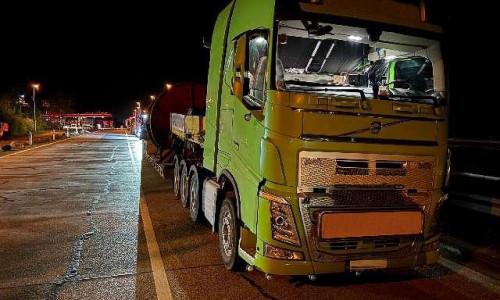 Überladener Schwertransporter mit einer Kabeltrommel und aufgewickeltem Stahlseil beladen. (Archiv)