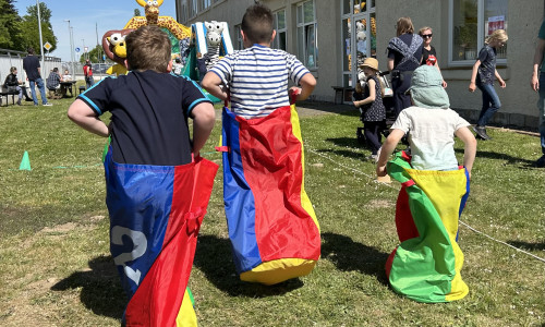 Viele Mitmach-Aktionen, wie hier das Sackhüpfen, werden beim DRK-Tag angeboten.