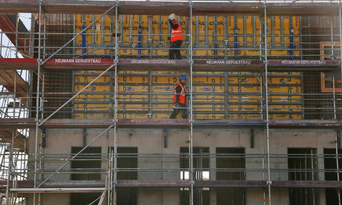Bauarbeiter auf einer Baustelle (Archiv)