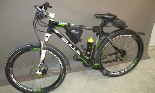 Ein schwarz-grünes Mountainbike von BULLS.