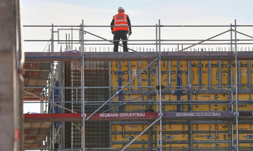 Bauarbeiter auf einer Baustelle (Archiv)