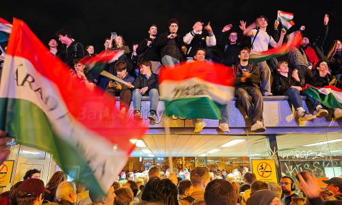 Tisza-Anhänger feiern auf der Wahlparty am 12.04.2026