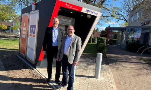 Ab sofort gemeinsam vor Ort: Die Sparkasse Celle-Gifhorn-Wolfsburg und die Volksbank eG Südheide-Isenhagener Land-Altmark bieten künftig ihr Bargeldangebot in einem SB-Pavillon an. Im Bild: Tim Faß (li.) mit Detlef Reiß.